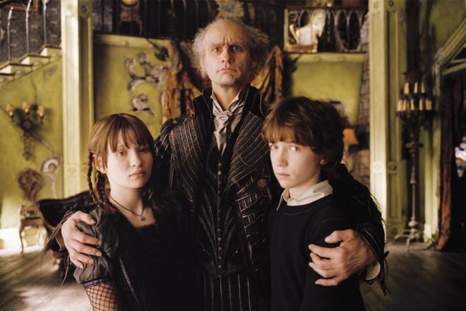 (Center) Count Olaf (JIM CARREY) is a mysterious Uncle who suddenly shows up to care for his niece Violet Baudelaire (Emily Browning) and his nephew, Klaus Baudelaire (Liam Aiken) in DreamWorks Pictures' LEMONY SNICKET'S A SERIES OF UNFORTUNATE EVENTS.